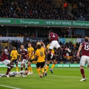  狼队主场击败曼联报上赛季双杀之仇